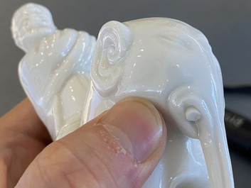 Twee Chinese Dehua blanc de Chine sculpturen van Guanyin en een Sogdi&euml;r op een olifant, Kangxi