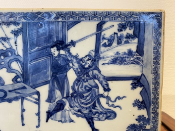 Carreau de forme rectangulaire en porcelaine de Chine en bleu et blanc &agrave; d&eacute;cor d'une d&eacute;capitation, Kangxi