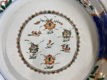 Plat en porcelaine de Chine famille verte &agrave; d&eacute;cor de canards mandarins dans un &eacute;tang de lotus, Kangxi