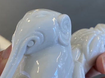 Twee Chinese Dehua blanc de Chine sculpturen van Guanyin en een Sogdi&euml;r op een olifant, Kangxi