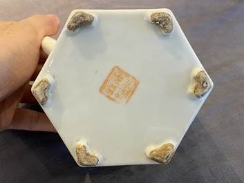 Th&eacute;i&egrave;re couverte en porcelaine de Chine qianjiang cai de forme hexagonale, sign&eacute;e et avec le sceau de Luo Zhonglin 羅仲林, 19/20&egrave;me