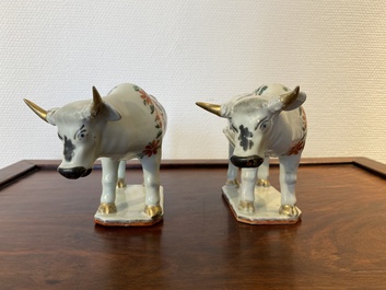 Paire de vaches en porcelaine de Chine de la Compagnie des Indes pour le march&eacute; hollandais d'apr&egrave;s des mod&egrave;les en fa&iuml;ence de Delft, Qianlong