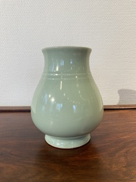 Een Chinese celadon 'hu' vaas, Qianlong merk, 19/20e eeuw