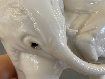 Twee Chinese Dehua blanc de Chine sculpturen van Guanyin en een Sogdi&euml;r op een olifant, Kangxi