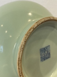 Een Chinese celadon 'hu' vaas, Qianlong merk, 19/20e eeuw