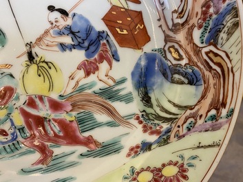 Assiette en porcelaine de Chine famille rose &agrave; d&eacute;cor d'une sc&egrave;ne du 'Xi Xiang Ji' avec Zhang Junrui qui part au capital, Yongzheng