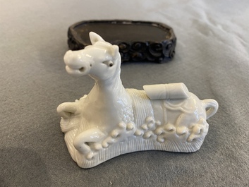 Repose-pinceaux en forme de cheval couch&eacute; dans des vagues en porcelaine de Chine en blanc monochrome, 18&egrave;me
