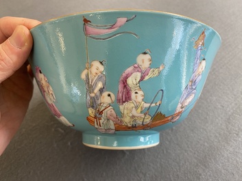 Een Chinese famille rose kom met spelende jongens op turquoise fondkleur, Qianlong merk, 20e eeuw