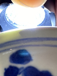 Vase couvert en porcelaine de Chine en bleu et blanc, &eacute;poque Transition