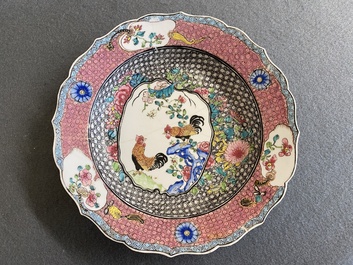 Assiette en porcelaine de Chine famille rose &agrave; d&eacute;cor de coqs, Yongzheng