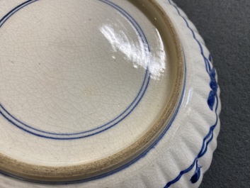 Assiette en porcelaine Arita de Japon en bleu et blanc &agrave; d&eacute;cor d'un li&egrave;vre, Edo, d&eacute;but du 18&egrave;me