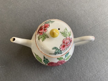 Th&eacute;i&egrave;re couverte en porcelaine de Chine famille rose &agrave; d&eacute;cor de pivoines, Yongzheng