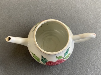 Een Chinese famille rose theepot en deksel met pioenen, Yongzheng