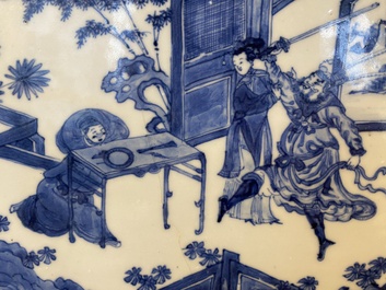 Carreau de forme rectangulaire en porcelaine de Chine en bleu et blanc &agrave; d&eacute;cor d'une d&eacute;capitation, Kangxi