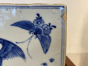 Carreau de forme rectangulaire en porcelaine de Chine en bleu et blanc &agrave; d&eacute;cor d'une d&eacute;capitation, Kangxi