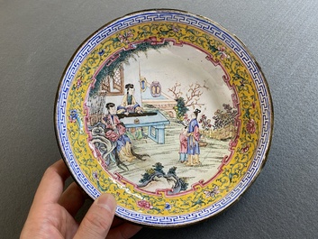 Assiette en &eacute;maux de Canton &agrave; d&eacute;cor 'san niang jiao zi', marque de Shang Xin 賞心, Qianlong