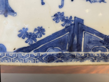 Carreau de forme rectangulaire en porcelaine de Chine en bleu et blanc &agrave; d&eacute;cor d'une d&eacute;capitation, Kangxi