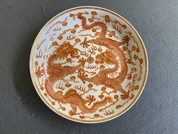 Une coupe en porcelaine de Chine en rouge de fer et dor&eacute;e &agrave;  d&eacute;cor de dragons, marque et probablement &eacute;poque de Xuantong