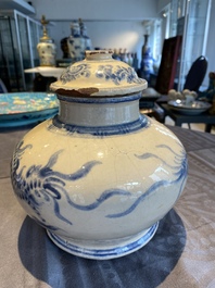 Vase couvert en gr&egrave;s porcelaineux en bleu et blanc de Bat Trang &agrave; d&eacute;cor de dragons, Vietnam, 19/20&egrave;me