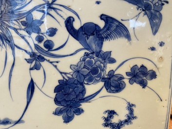 Carreau de forme rectangulaire en porcelaine de Chine en bleu et blanc &agrave; d&eacute;cor d'une d&eacute;capitation, Kangxi