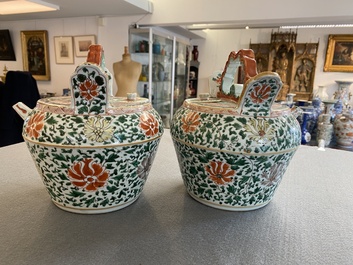 Paire de pots &agrave; chaux et leur couvercles en porcelaine de Chine famille verte, Kangxi