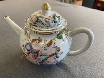 Een Chinese famille rose 'Vier elementen' theepot met deksel, Qianlong