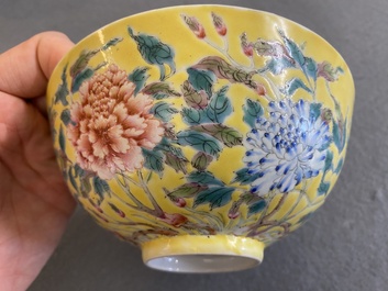 Bol en porcelaine de Chine famille rose &agrave; d&eacute;cor floral sur fond jaune, marque de Yongzheng mais probablement post&eacute;rieur