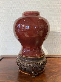 A Chinese langyao vase on a fine wooden base, 18/19th C.