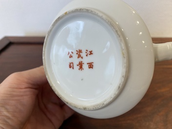 Th&eacute;i&egrave;re couverte en porcelaine de Chine &agrave; d&eacute;cor de calligraphie, Jiangxi Porcelain Company, 20&egrave;me