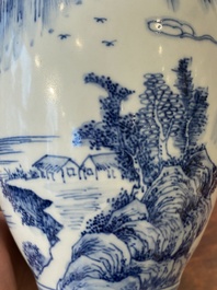 Vase en porcelaine de Chine en bleu et blanc &agrave; d&eacute;cor d'un paysage montagneux, marque de Kangxi, R&eacute;publique