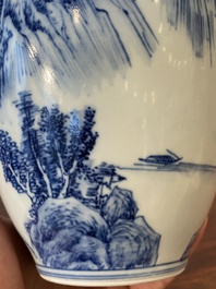 Vase en porcelaine de Chine en bleu et blanc &agrave; d&eacute;cor d'un paysage montagneux, marque de Kangxi, R&eacute;publique