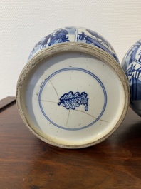 Een paar Chinese blauw-witte vazen, Kangxi