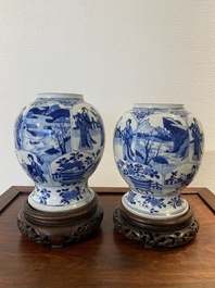 Une paire de vases en porcelaine de Chine en bleu et blanc, Kangxi