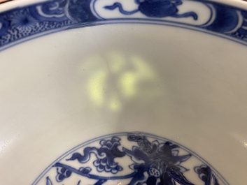 Bol en porcelaine de Chine en bleu et blanc &agrave; d&eacute;cor des 'Huit chevaux de Mu Wang', Kangxi