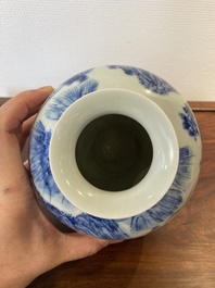 Een Chinese blauw-witte vaas met een bergachtig landschap, Kangxi merk, Republiek