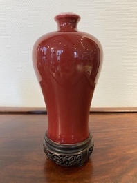 Vase de forme 'meiping' en porcelaine de Chine en rouge de cuivre monochrome sur socle en bois, R&eacute;publique