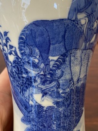 Een fijne Chinese blauw-witte 'meiping' vaas met boeren met hun ossen, Qianlong merk, Republiek