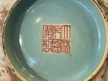 Een Chinese faux-bois kom met grisaille medaillons, Qianlong merk, Republiek