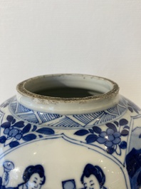 Een paar Chinese blauw-witte vazen, Kangxi