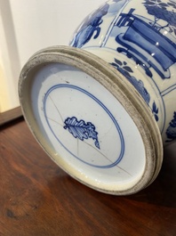 Une paire de vases en porcelaine de Chine en bleu et blanc, Kangxi