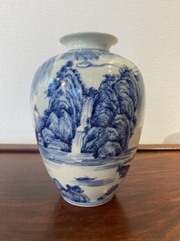 Vase en porcelaine de Chine en bleu et blanc &agrave; d&eacute;cor d'un paysage montagneux, marque de Kangxi, R&eacute;publique