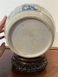 Pot en porcelaine de Chine famille rose &agrave; d&eacute;cor des 'cent gar&ccedil;ons', Yongzheng