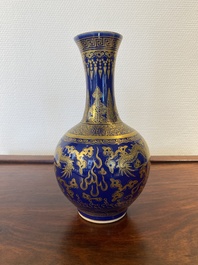 Een Chinese monochrome blauwe flesvormige vaas met verguld drakendecor, Qianlong merk, 19e eeuw