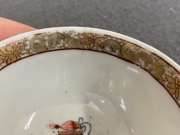 Tasse et soucoupe en porcelaine de Chine famille rose &agrave; fond rubis, Yongzheng