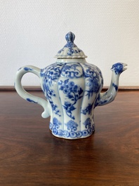 Een Chinese blauw-witte theepot met een feniksvormige tuit, Kangxi