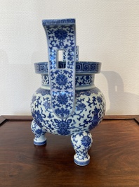 Br&ucirc;le-parfum tripod en porcelaine de Chine en bleu et blanc, marque et &eacute;poque de Daoguang