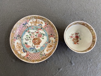 Tasse et soucoupe en porcelaine de Chine famille rose &agrave; fond rubis, Yongzheng