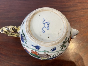 Een Chinese famille verte theepot met decor van antiquiteiten, Kangxi