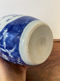 Een Chinese blauw-witte Hatcher-type dekselvaas, Shunzhi