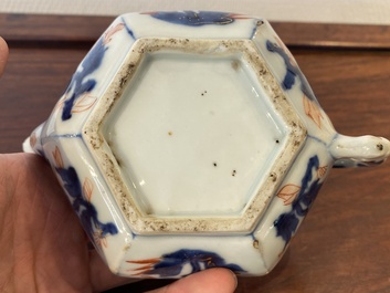 Een Chinese hexagonale Imari-stijl theepot met deksel, Kangxi